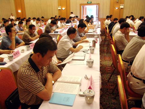 参加会议的各地区宣传部长认真听取会议精神-