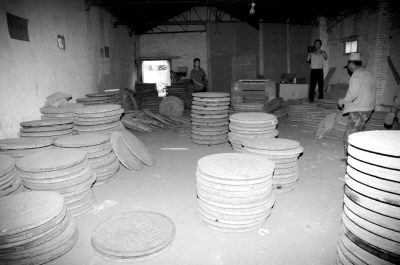 窃贼穿警服驾军车狂窃井盖百余吨