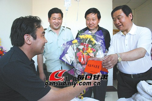 【附图】临夏州慰问医保患者--中国甘肃网