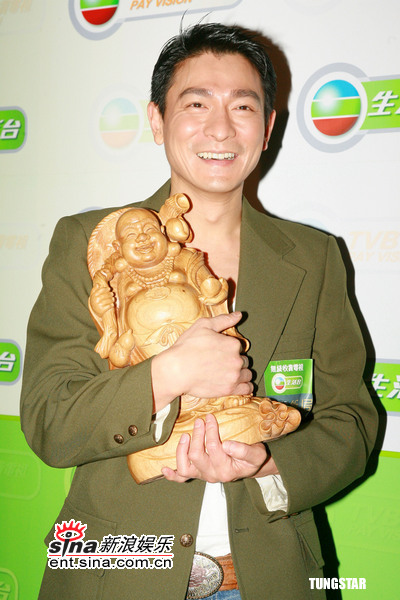 组图：刘德华任综艺节目嘉宾获赠弥勒佛很开心