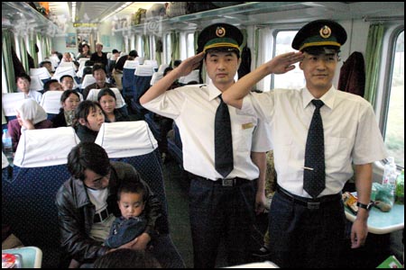 t295\/6列车乘务员热情服务传佳话