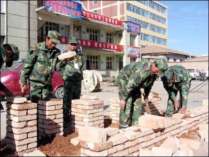 【附图】民乐对农民工进行瓦工技术培训