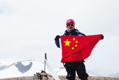 年过五旬也敢挑战珠峰