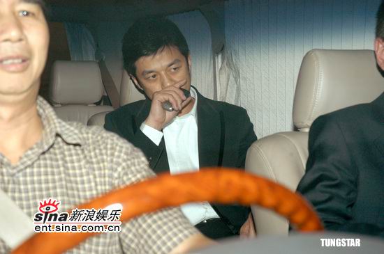 李亚鹏赴港饮宴即刻返京为启动基金做准备(图)