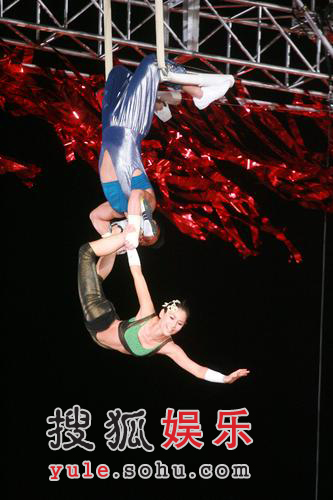 郑希怡义演空中飞人被扯掉裤子露底洒泪