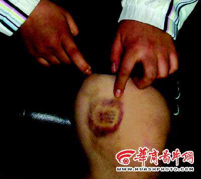 不接客被关进狗笼(图)