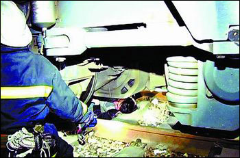 醉汉夜入铁路道口被卷入火车 拖行10米生还(图