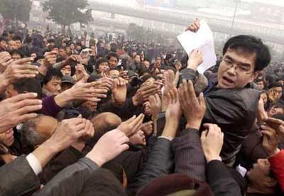 河南现场受理拖欠工资投诉 不让农民工含泪回