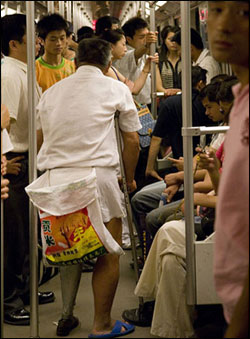 嗅觉灵敏南京地铁乞丐月入高达5000元(图)