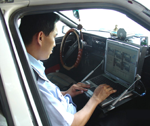 兰州市流动电子警察雷达测速车亮相--中国甘肃网