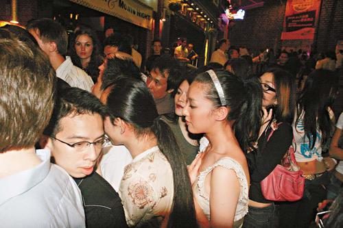 组图:女星夜店寻欢艳丽李茏怡护胸怕揩油