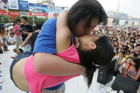 某高校举行的接吻大赛