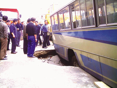 兰州城建学校生活用水被车轮碾断