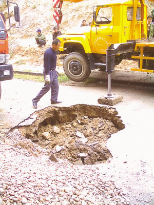 兰州城建学校生活用水被车轮碾断