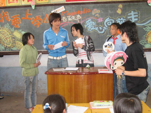 歌手江凯文音乐之声现场小学献爱心(附图)