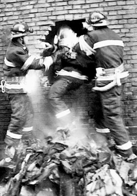 消防员穿墙去救火