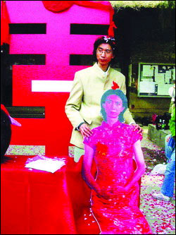 广州怪男办婚礼新娘是自己 自称不是同性恋(图