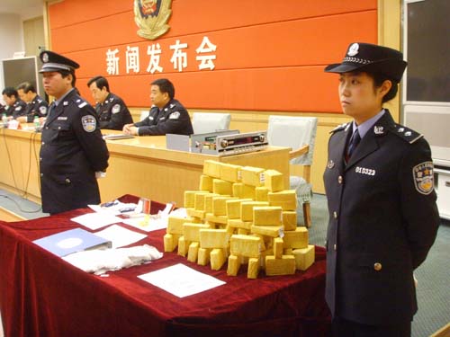 云梯偷袭 三路神警强捕毒枭