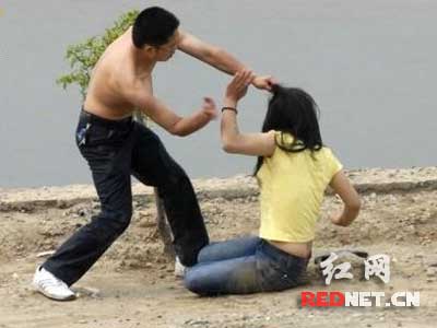 网友拍下恶男暴打怀孕未婚妻全程 引发热议(图)