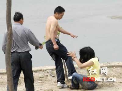 网友拍下恶男暴打怀孕未婚妻全程 引发热议(图)