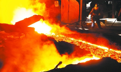 酒钢集团公司工人在炼铁高炉前作业__中国甘肃网