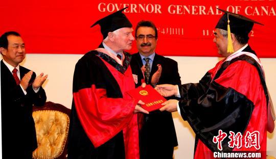 加拿大总督戴维约翰斯顿获南京大学名誉博士学