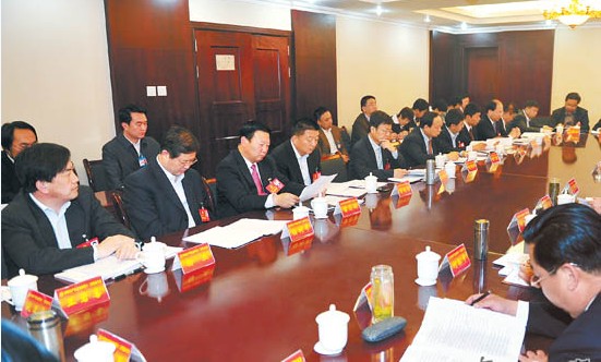 出席甘肃省第十二次党代会的各代表团认真讨论党代会报告(图)