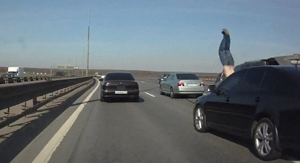 男子高速公路违章停车被撞飞(组图)