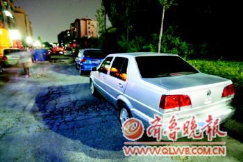 小区停车位只卖不租 私家车堵小区大门