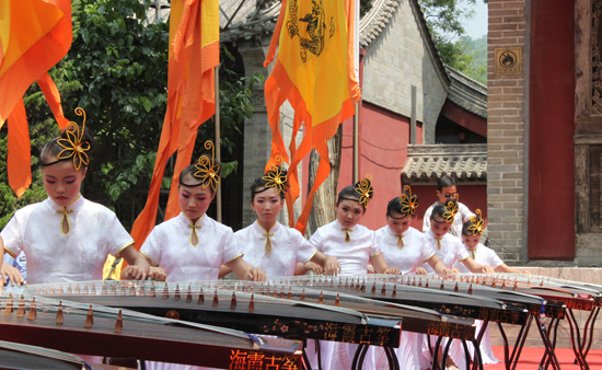 祭祀庭院内古筝表演(组图)图片