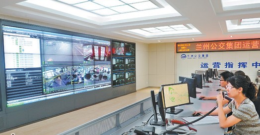 兰州公交运营指挥中心工作人员在调度车辆\/图