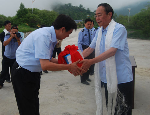 兰州市中级人民法院向舟曲县法院捐赠帮扶资金