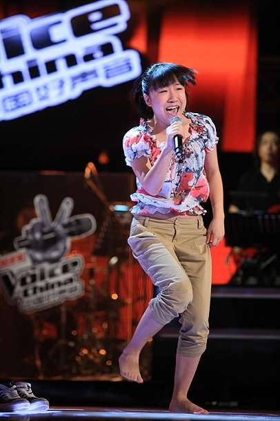 中国好声音爆红:那英打赤脚与盲女献唱(图)__
