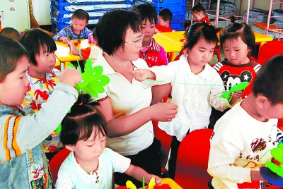 门市幼儿园开展爱祖国爱家乡手工制作活动