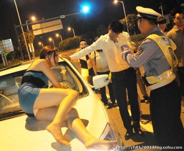 美女酒后失态胸袭交警