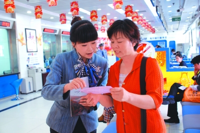建行营业室大堂经理主动为客户进行业务引导\/