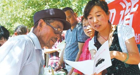 庆城县农机局宣传小分队宣传农机购置补贴政策