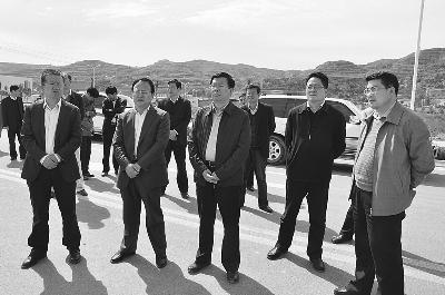 省长助理,庆阳市委书记夏红民(左三)在镇原县委书记周伟(左一),县委