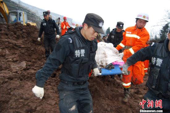 云南镇雄人口户口_昭通镇雄 无户口人员落户宣传进广场(3)