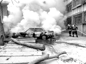 定西路 一小轿车起火  消防10分钟扑灭/图__中国