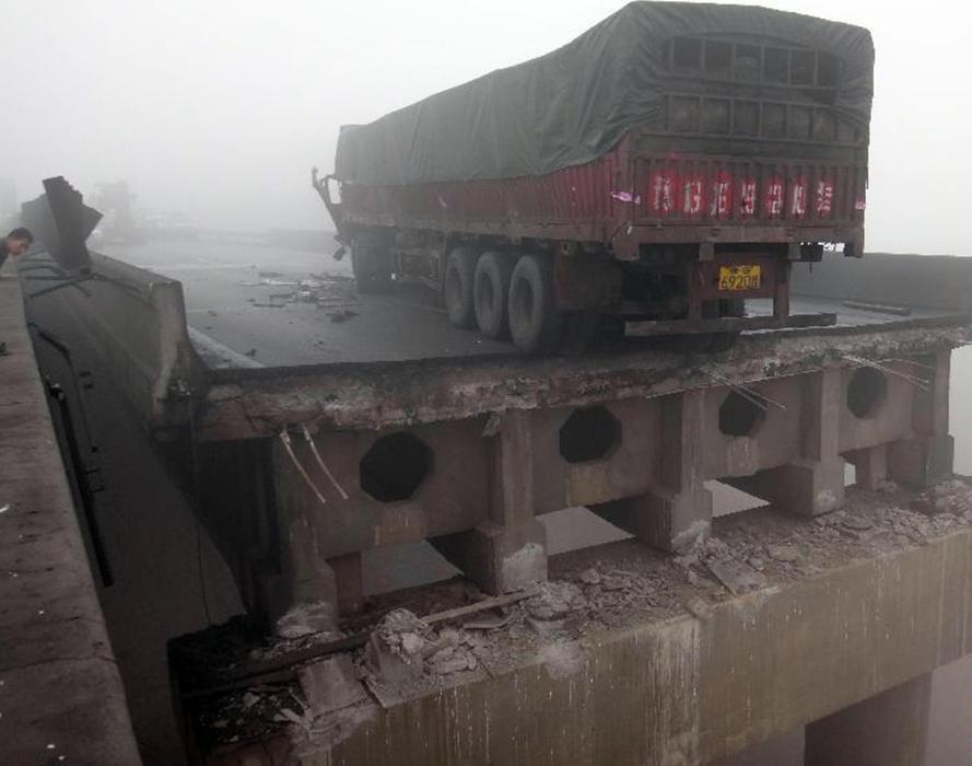 连霍高速河南义昌大桥炸坍事故已造成4死8伤
