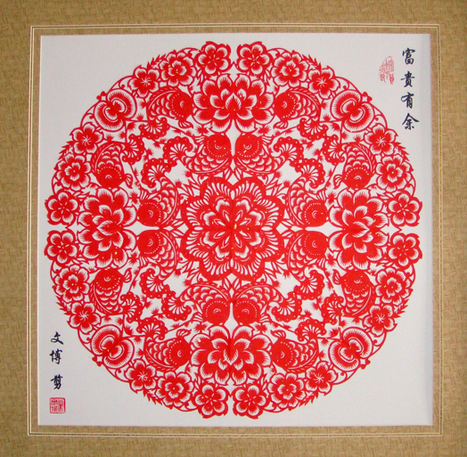 “团花云子”是在窗户中间贴一圆形或菱形团花,俗称“窗心”,四角镶三角形花,类似角隅纹样,称为“窗角”,“角云”或“云子”,空余的地方随意点缀一些小幅窗花,叫做“小花”或“散朵子”。团花剪纸手法多变,有对折、四折、六折、八折之分,大多以传统图案为主。如“凤戏牡丹”、“富贵有余”、“事