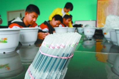 摆地摊的三轮车改装图_城市摆地摊收入(3)