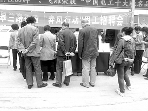 兰州市皋兰路街道举办环保用工招聘/图__中设计一套新的字体能卖多少钱图片