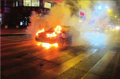 兰州:马路上 轿车 突然 起火  消防官兵迅速扑灭/图