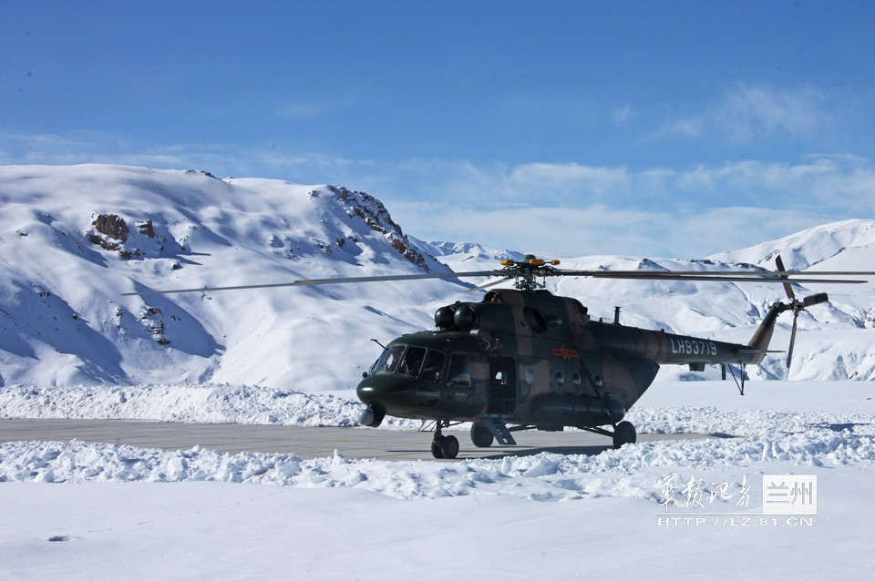 兰州军区某陆航旅为阿里雪灾地区空运物资