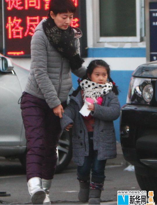 当天马伊琍穿着紫色大棉裤+灰色薄羽绒服+银