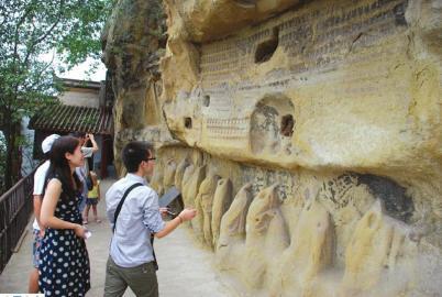 景区不文明现象频现:石头被敲走 竹子被刻字