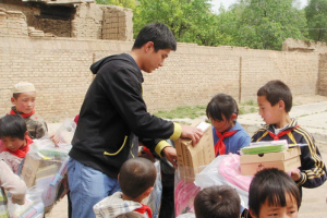 捐助六一礼物 送给最贫困偏远小学儿童(图)