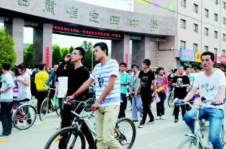 定西一中高考考生走出考场\/图